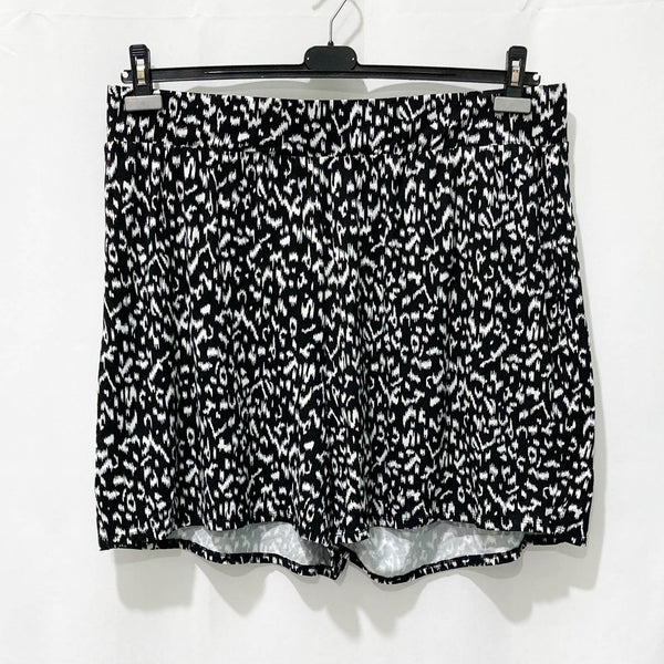 Avenue Black & White Patterned Shorts UK 22